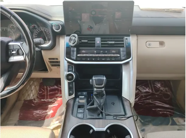 Car image 18