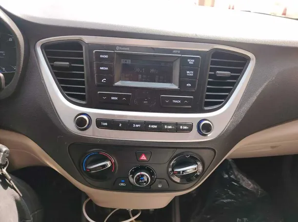 Car image 26