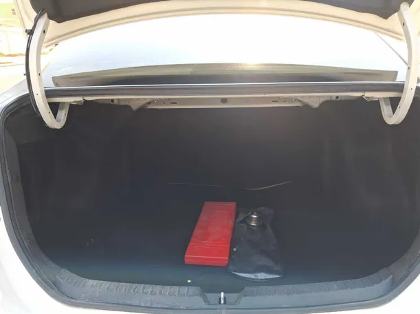 Car image 19