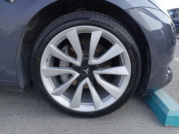 Car image 9