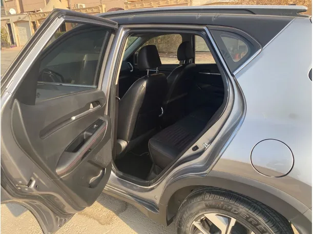 Car image 12