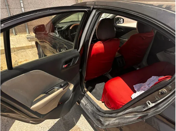 Car image 12