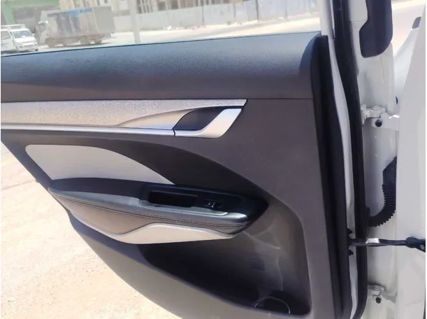 Car image 26