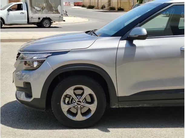 Car image 9