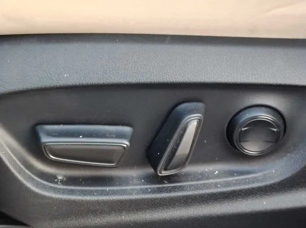 Car image 32