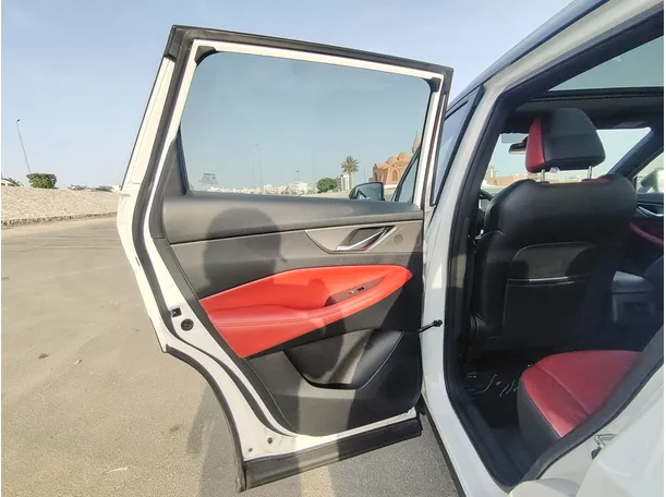 Car image 14