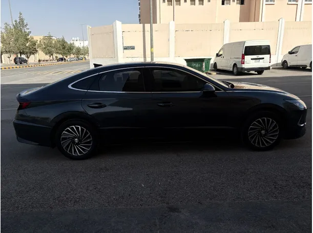 Car image 4