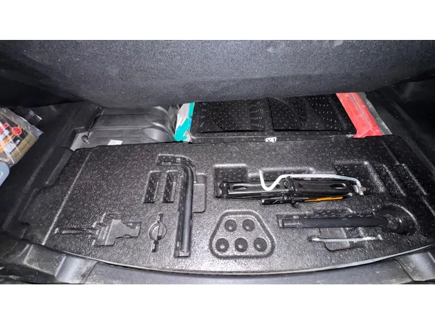 Car image 25