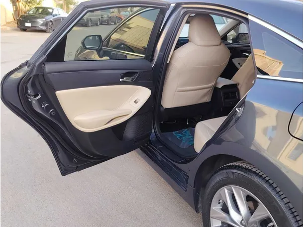 Car image 13