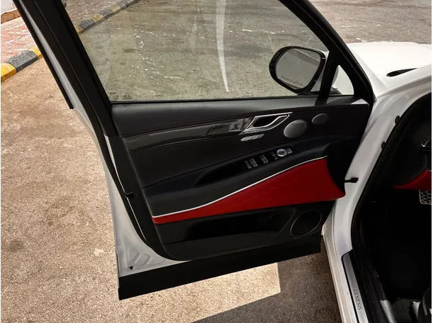 Car image 10