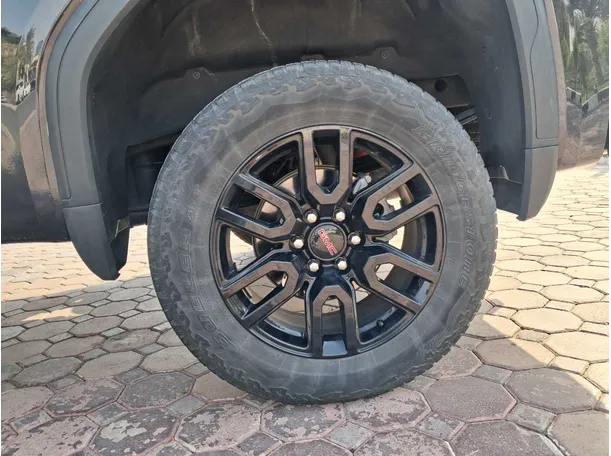 Car image 9