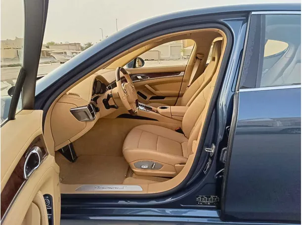 Car image 12