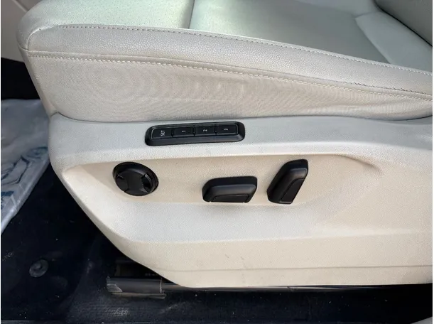 Car image 27