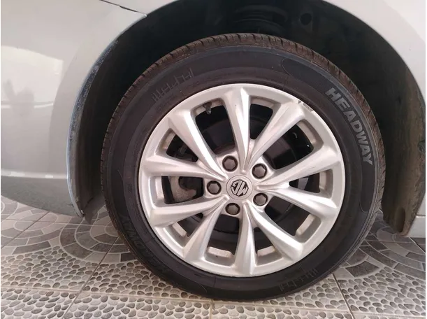 Car image 10