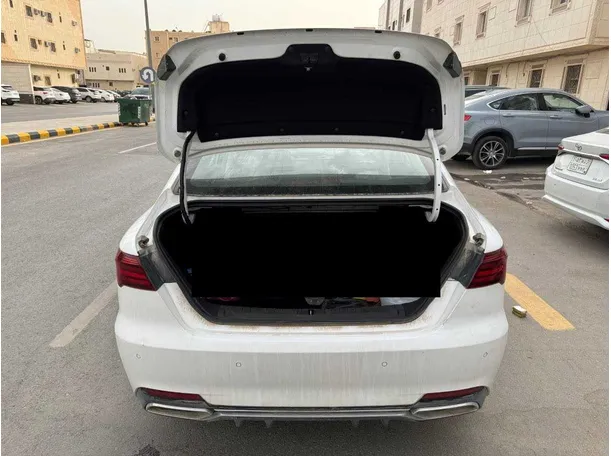 Car image 18