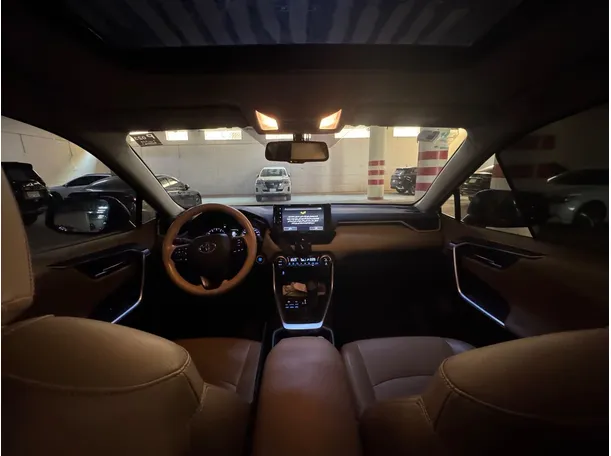 Car image 14