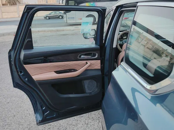 Car image 16