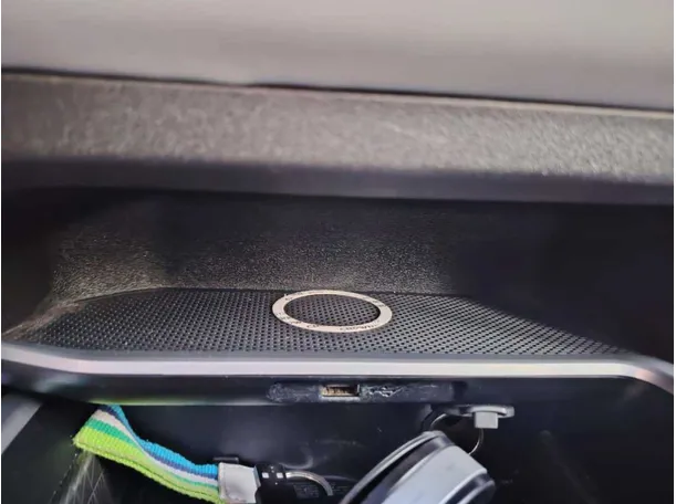 Car image 30
