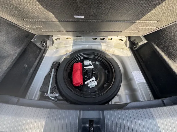 Car image 26