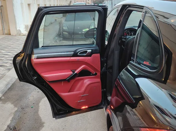 Car image 14