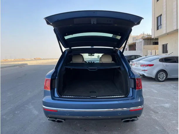 Car image 25