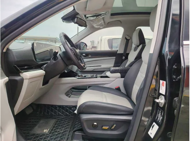 Car image 14