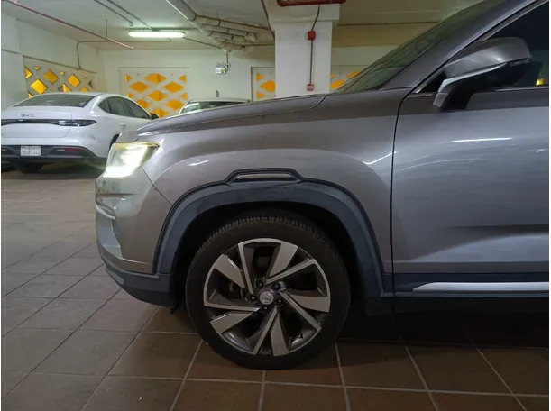 Car image 9