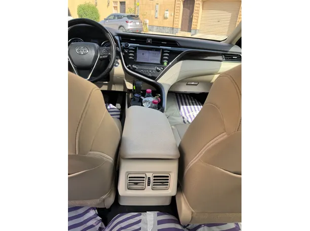 Car image 19