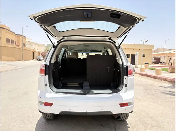 Car image 26