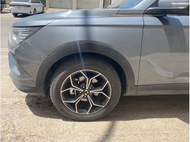 Car image 9