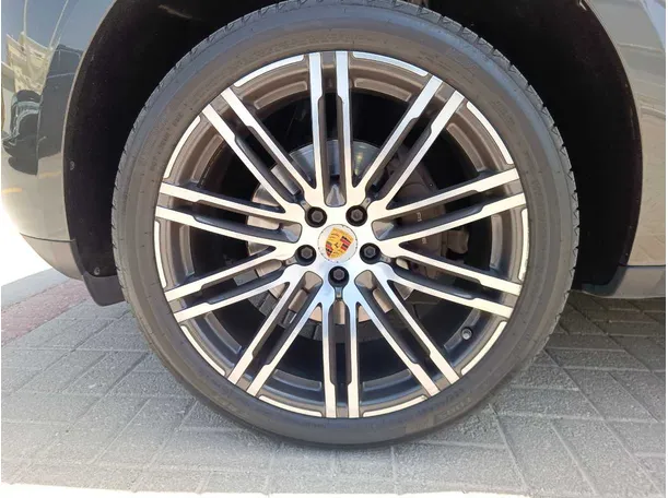 Car image 10