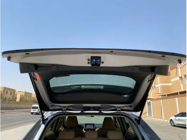Car image 19