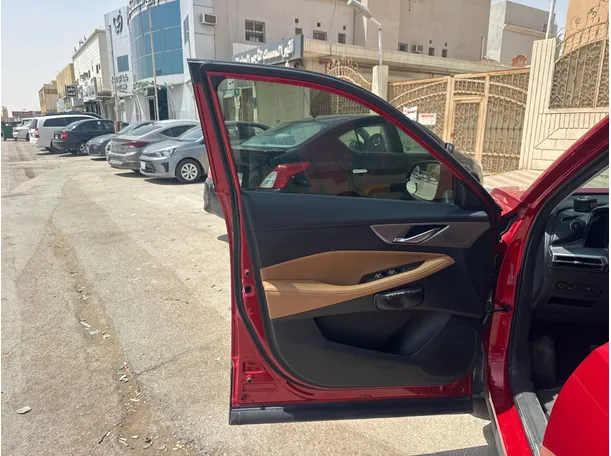 Car image 10