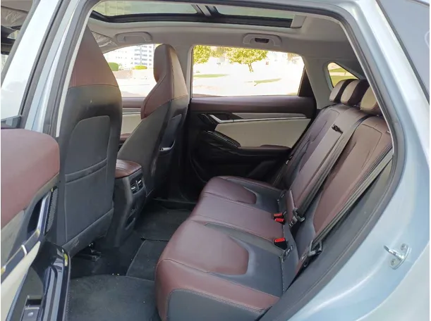 Car image 14