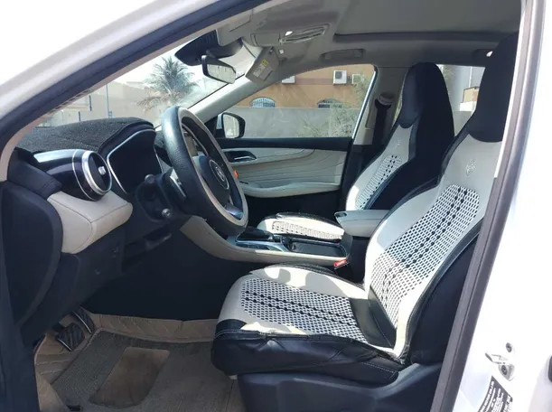 Car image 14