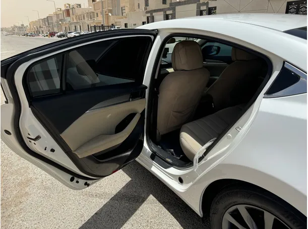 Car image 14