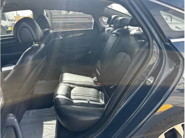 Car image 14