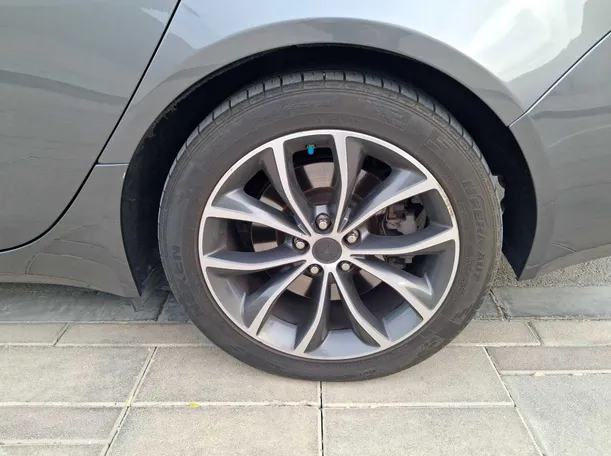 Car image 9