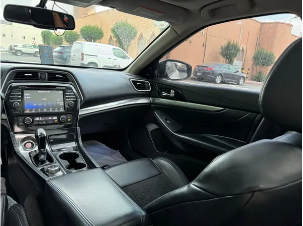 Car image 19