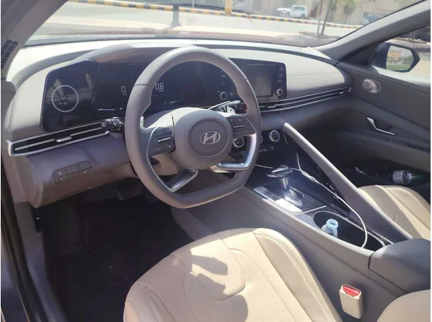 Car image 12