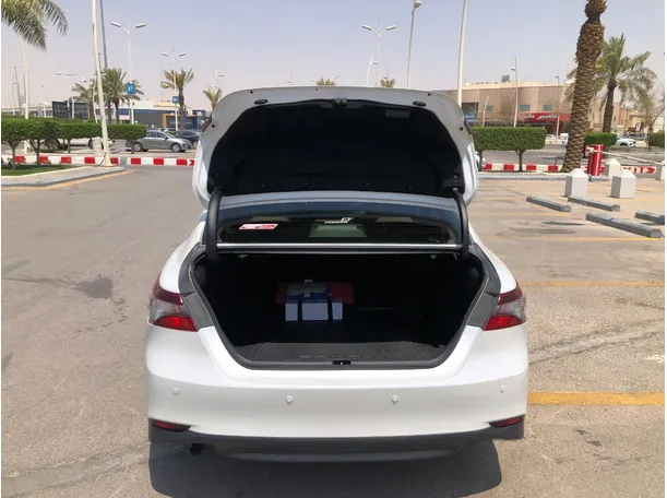 Car image 18
