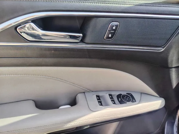 Car image 26