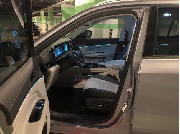 Car image 9