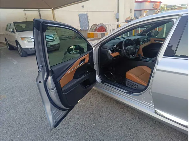 Car image 12