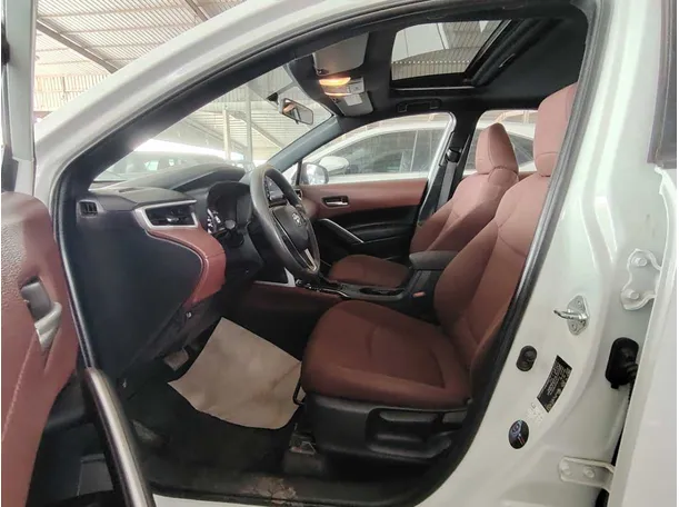 Car image 14