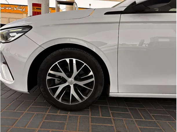 Car image 9