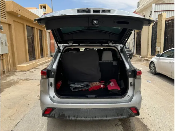 Car image 19