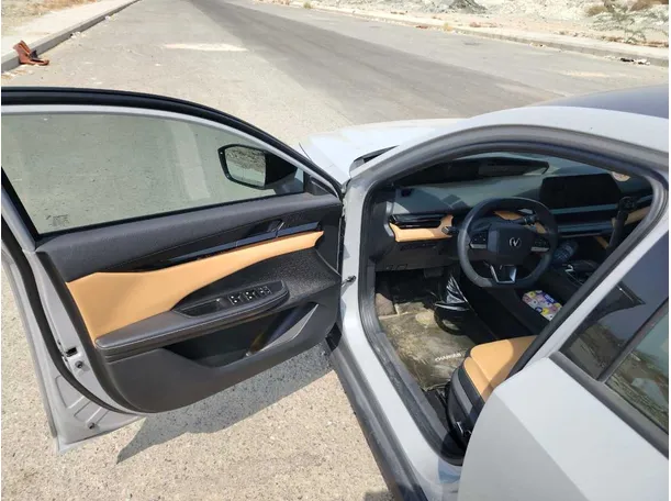 Car image 12