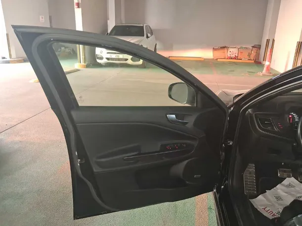 Car image 10