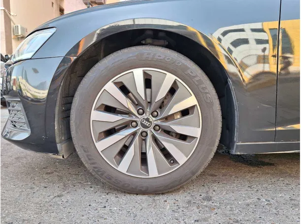 Car image 9